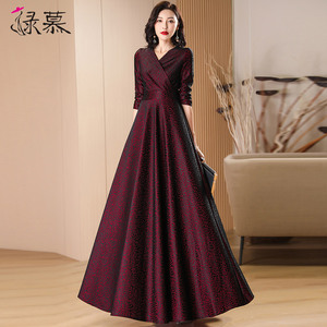 酒红色连衣裙2026春秋装新款长袖气质优雅减龄收腰超长裙大摆裙