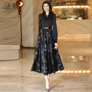 高级感连衣裙2026春秋新款设计感缎面拼接裙子女高端修身显瘦长裙