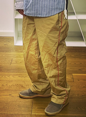 BTTJOB THE BRITON CHINO PANTS  (KHAKI)  红丝绸边卡其工装裤