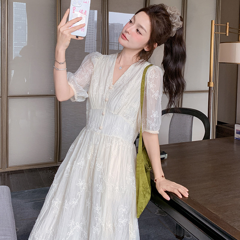 法式V领显瘦勾花白色连衣裙女2025夏季新款收腰刺绣仙女裙蕾丝裙,女装连衣裙,浙宝180A