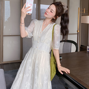 法式V领显瘦勾花白色连衣裙女2025夏季新款收腰刺绣仙女裙蕾丝裙,lo裙可以搭配小皮鞋吗图片