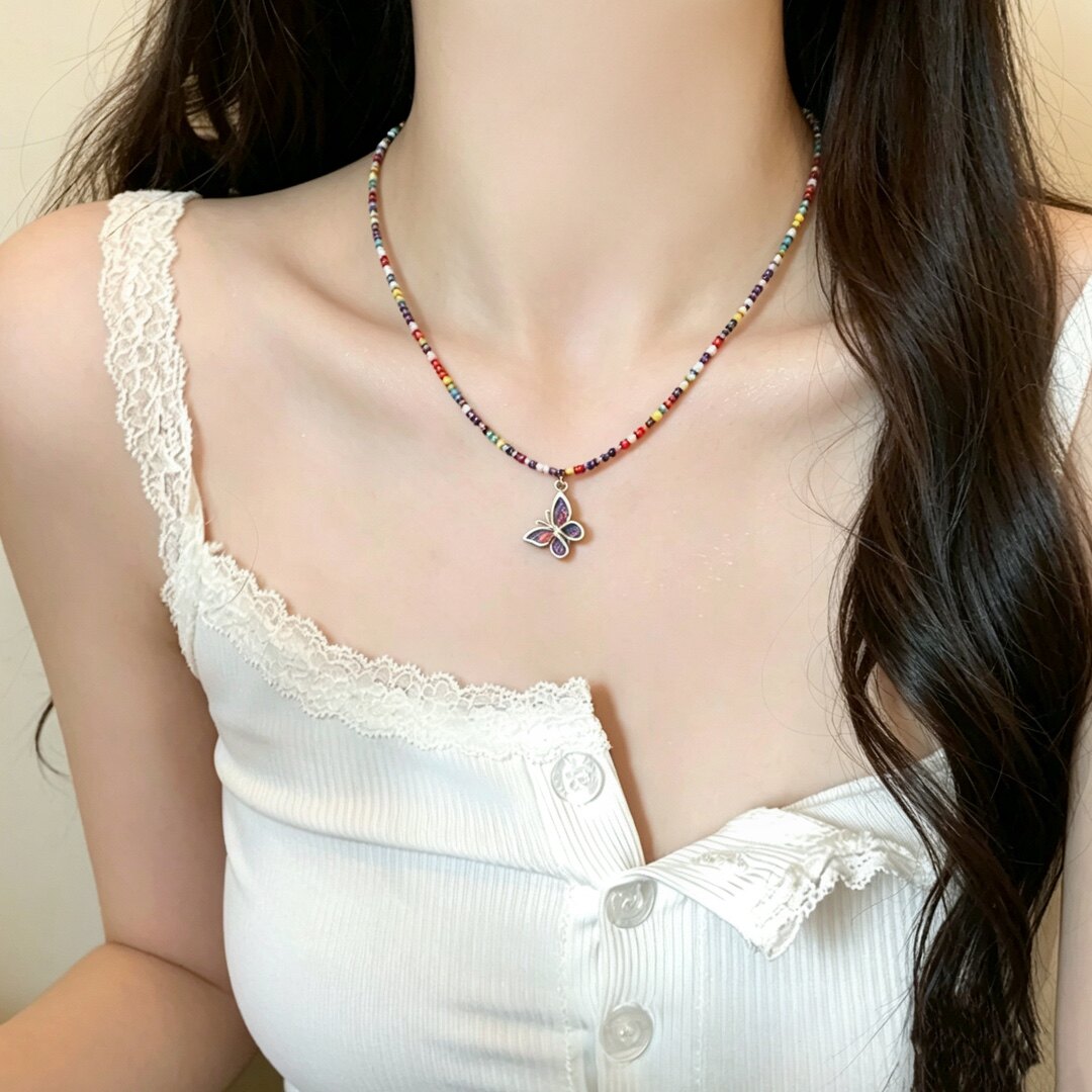 多巴胺甜美小众彩色米珠串珠滴油蝴蝶吊坠项链女度假风锁骨链饰品