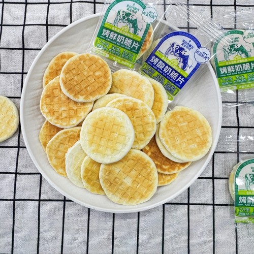 天蓝牧风烤鲜奶脆片正宗内蒙奶制品烤酸奶脆片小零食健康独立包装 - 封面