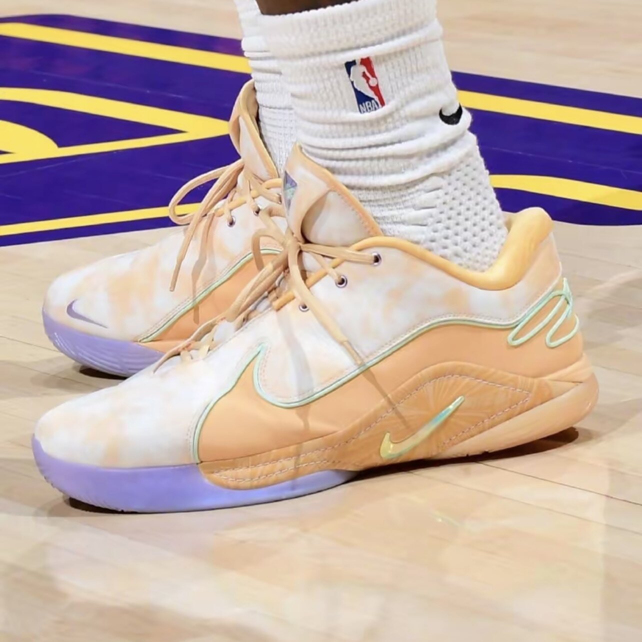 Nike × Monopoly LeBron 22防滑低帮儿童篮球鞋儿童款HV8615-200图片