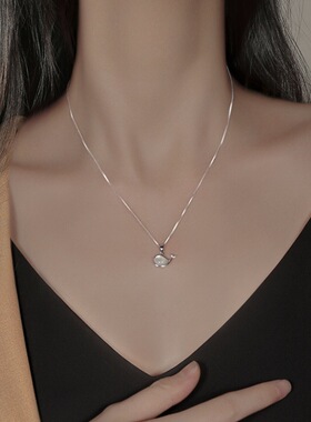 小鲸鱼项链女小众设计感925纯银吊坠夏季海豚锁骨链ins简约白贝母