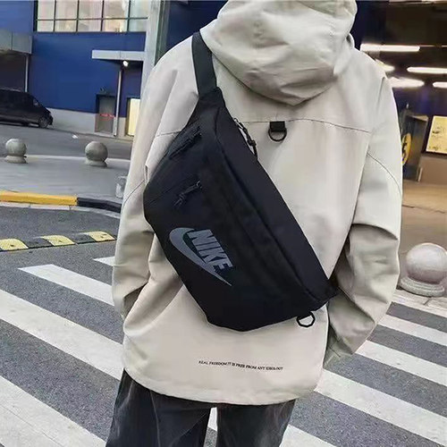 印花Logo，拉链式大口袋主袋