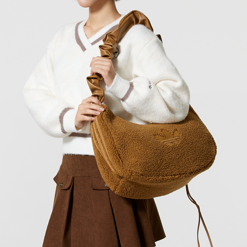 阿迪达斯三叶草女包2025冬季新款运动仿羊羔绒挎包拎包休闲单肩包