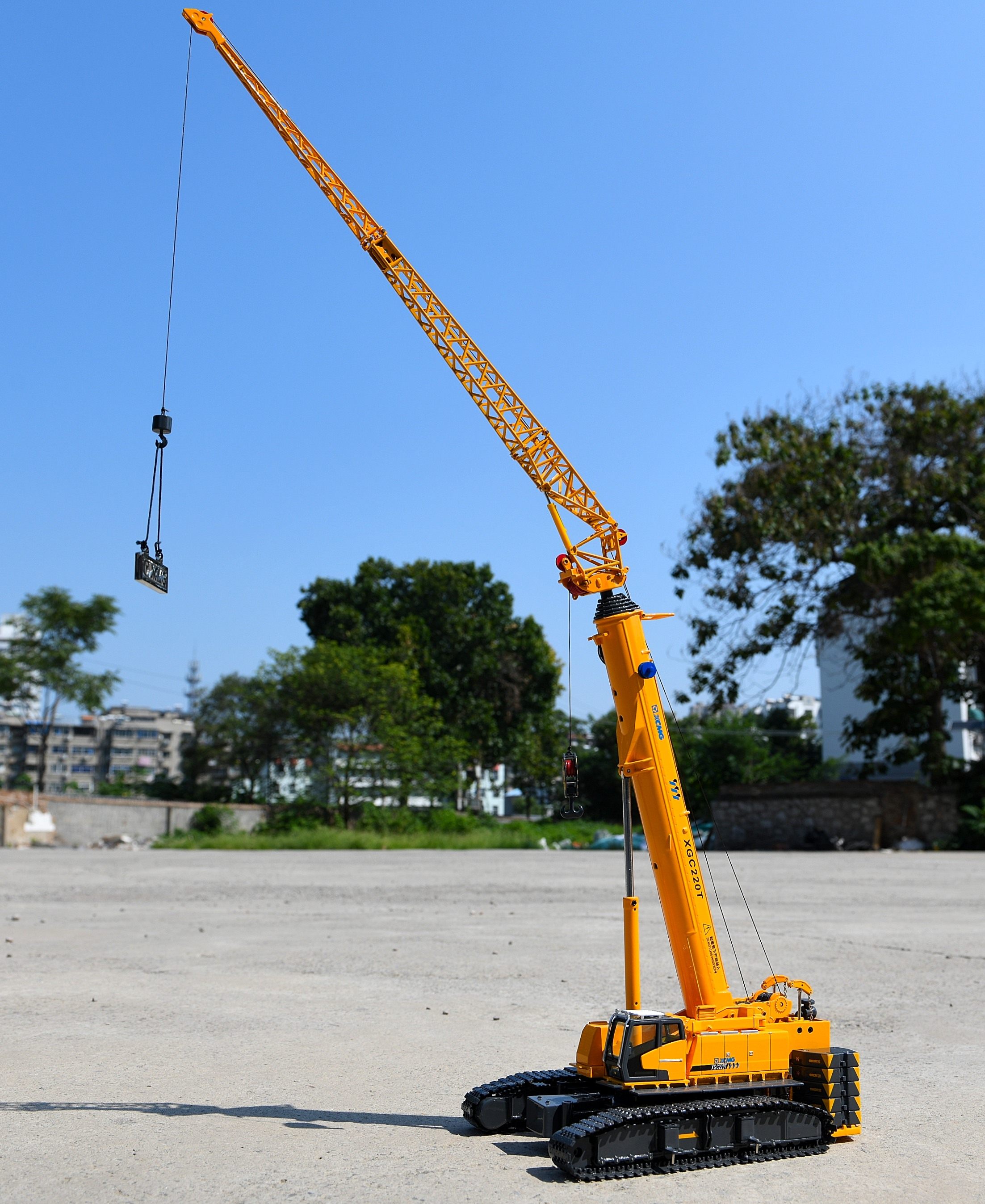 雅高新款1:50徐工xgc220t伸缩臂履带起重机模型黄 履带驾驶室可动