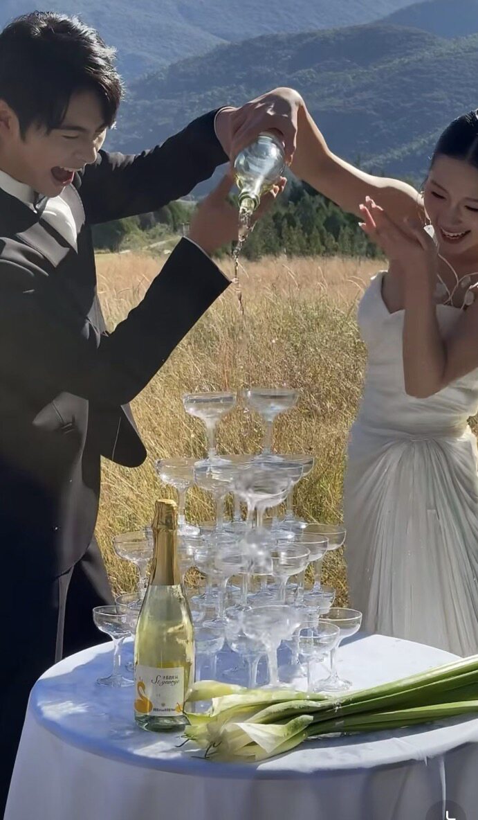 小红书流行摄影道具酒杯亚克力塑料高脚杯婚礼开业香槟塔婚庆道具