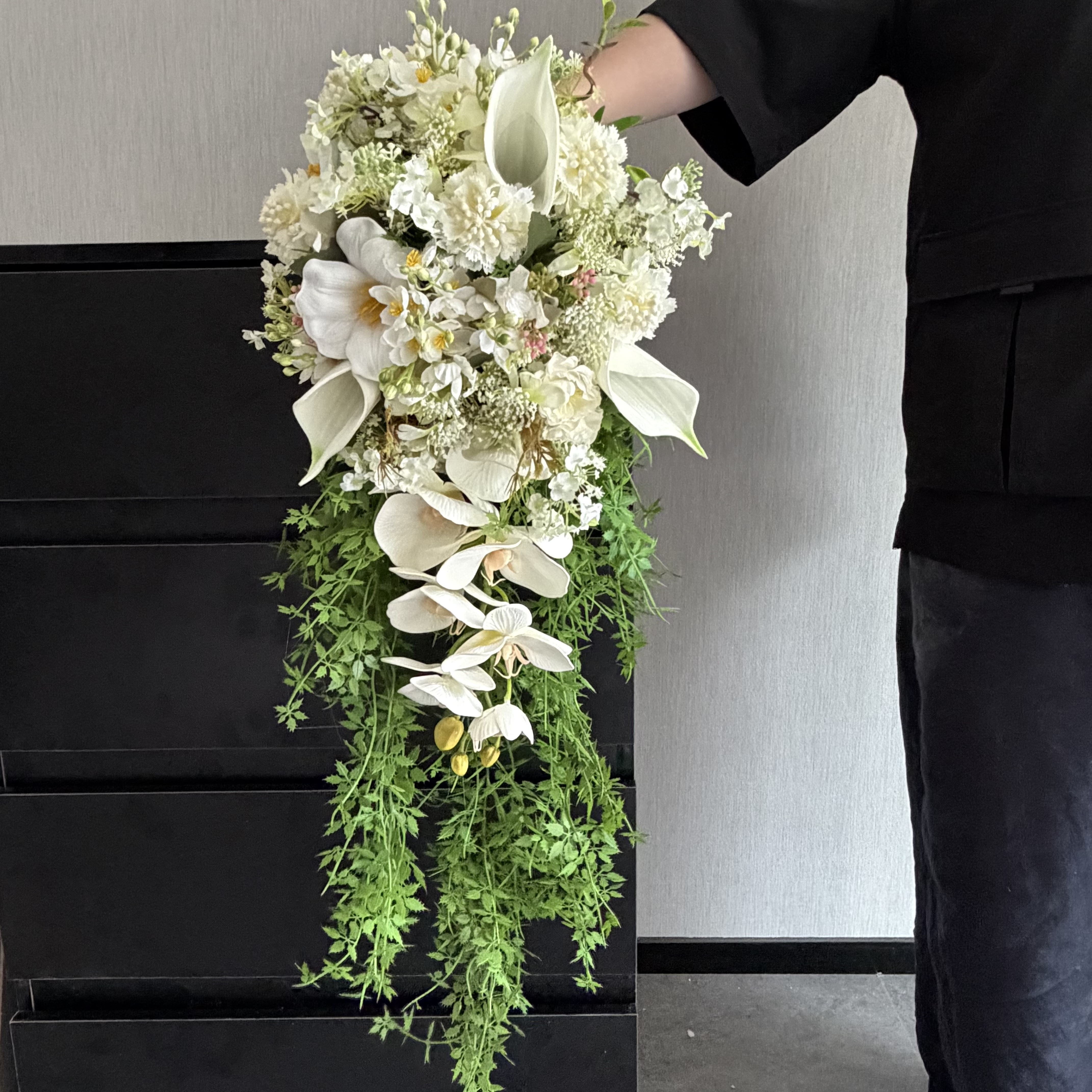 new森系白绿瀑布手捧花韩式草坪婚礼蝴蝶兰新娘外景婚纱拍照道具