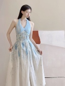 浅海蔷薇 蓝色挂脖网纱收腰显瘦气质梨形碎花度假连衣裙女