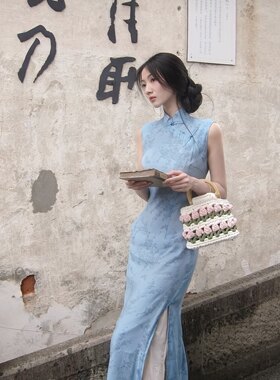 何以 暗纹蔚蓝古雅蓝旗袍与剪花衬裤