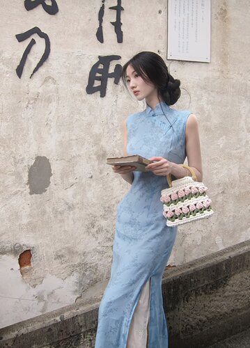何以 暗纹蔚蓝古雅蓝旗袍与剪花衬裤