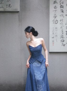 何翡鹊 蓝丹宁牛仔抹胸龙纹改良马面套装