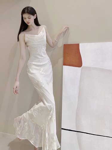 原创自制刺绣珠片绣重工斜裁吊带连衣裙一抹玉白