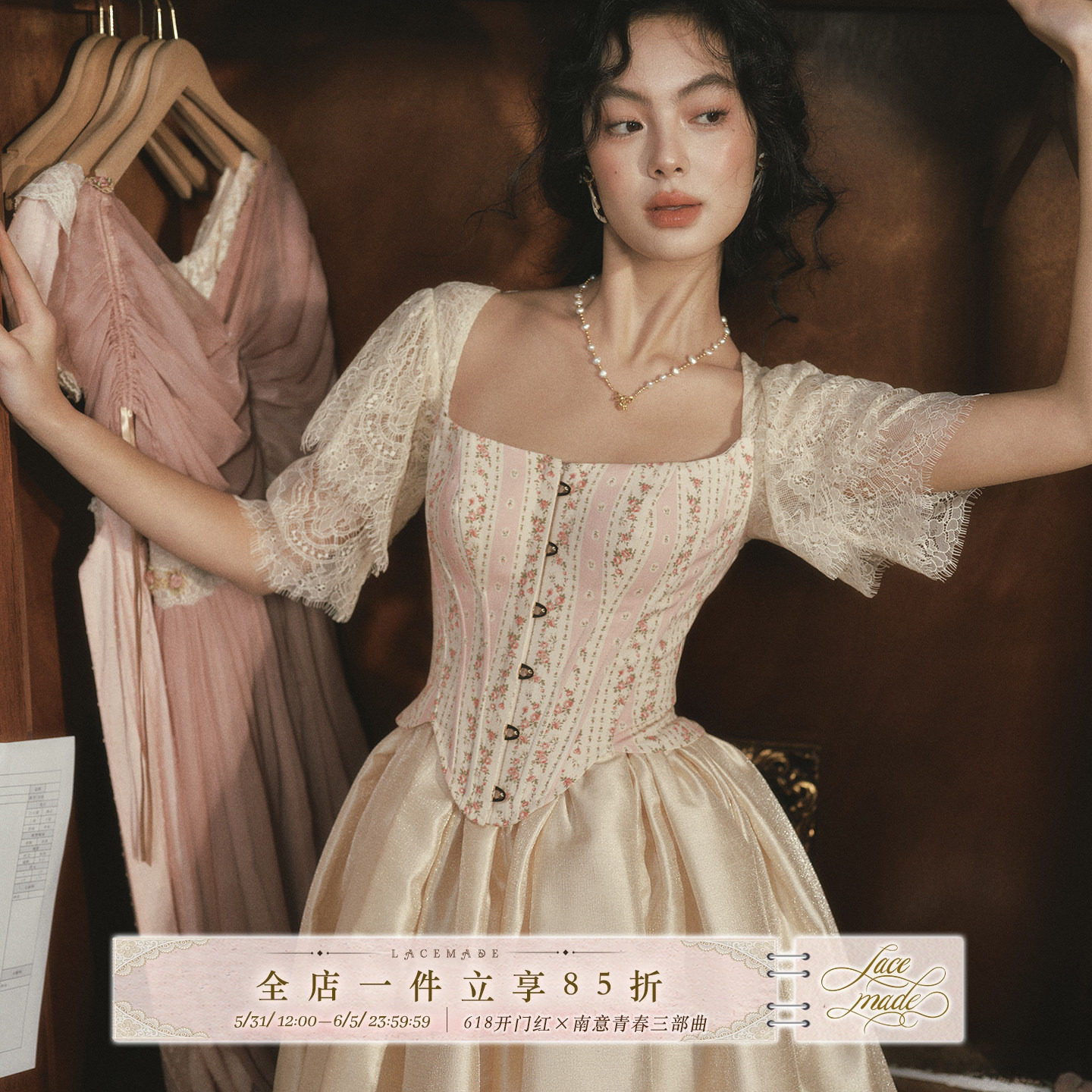LaceMade 蜜糖典章 法式复古宫廷蕾丝拼接鱼胸衣骨短袖上衣显瘦女