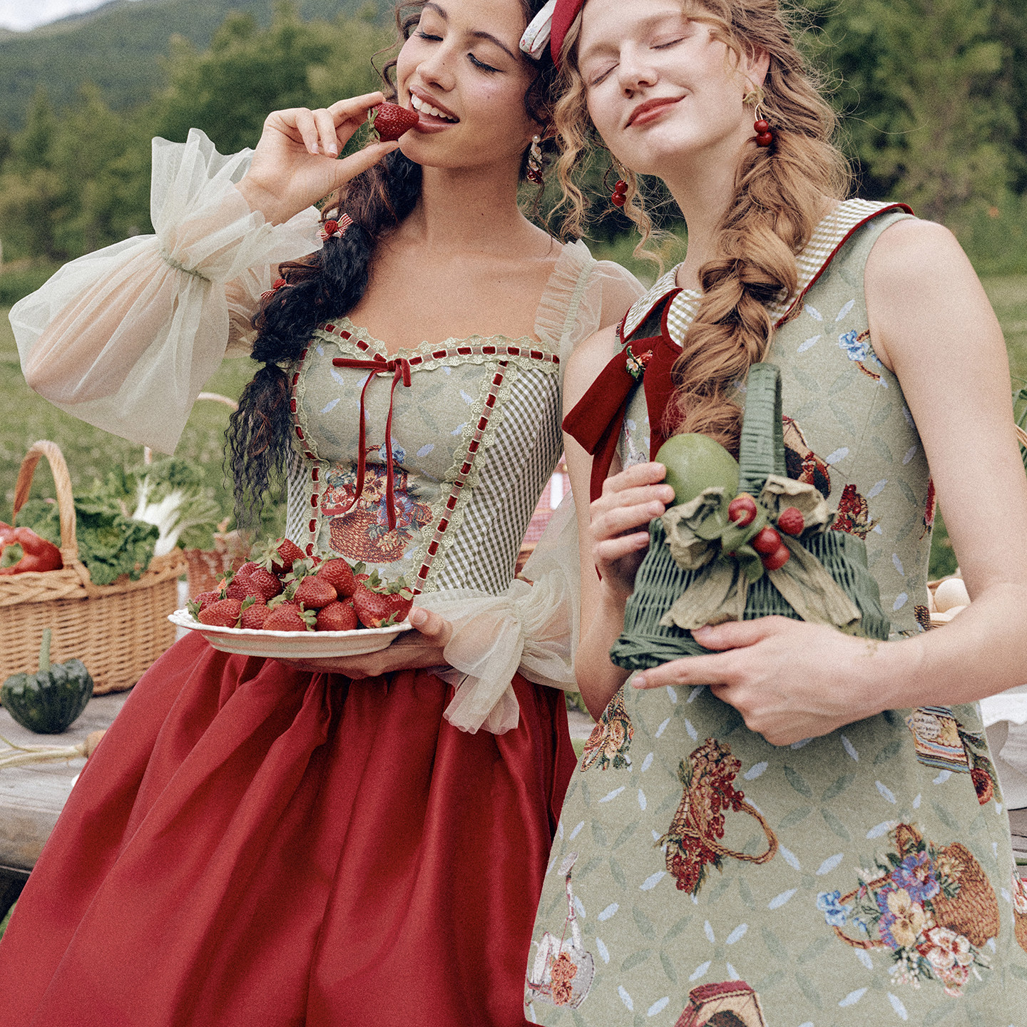 LaceMade 莓莓花篮 法式复古田园可爱甜美日常修身撞色短款连衣裙										