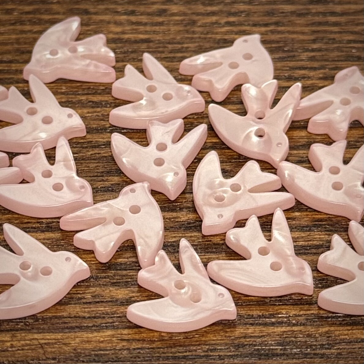 粉色飞燕异形纽扣DIY手工配件衬衫胸针装饰树脂扣子毛衣外套扣子