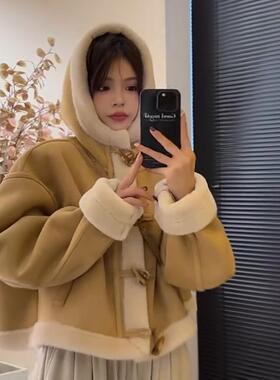 2024新款环保鹿皮绒毛毛上衣牛角扣连帽皮毛一体羊羔毛外套女冬短