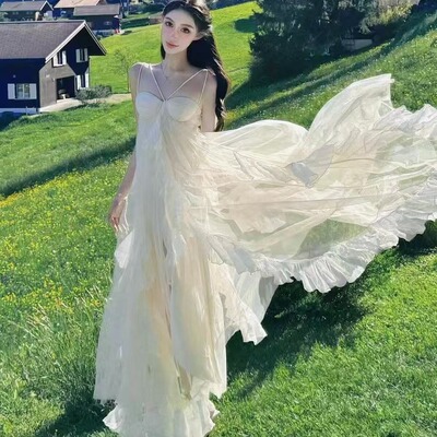 新疆川西草原旅游穿搭绝美荷叶边吊带连衣裙赛里木湖氛围感长裙女