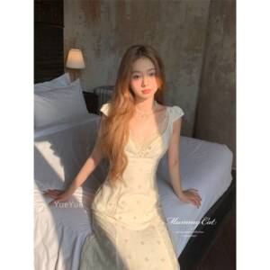 Mmm法y CatDCH下蛋喵 【南假日】法式复古u镂重工刺绣空V领连衣裙