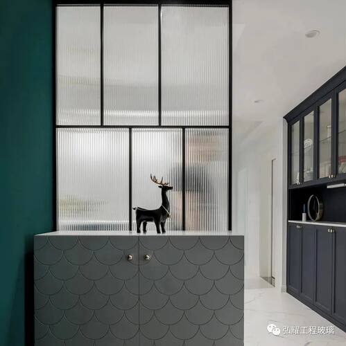 玻璃钢化装饰长虹弘耀三镜面隔断