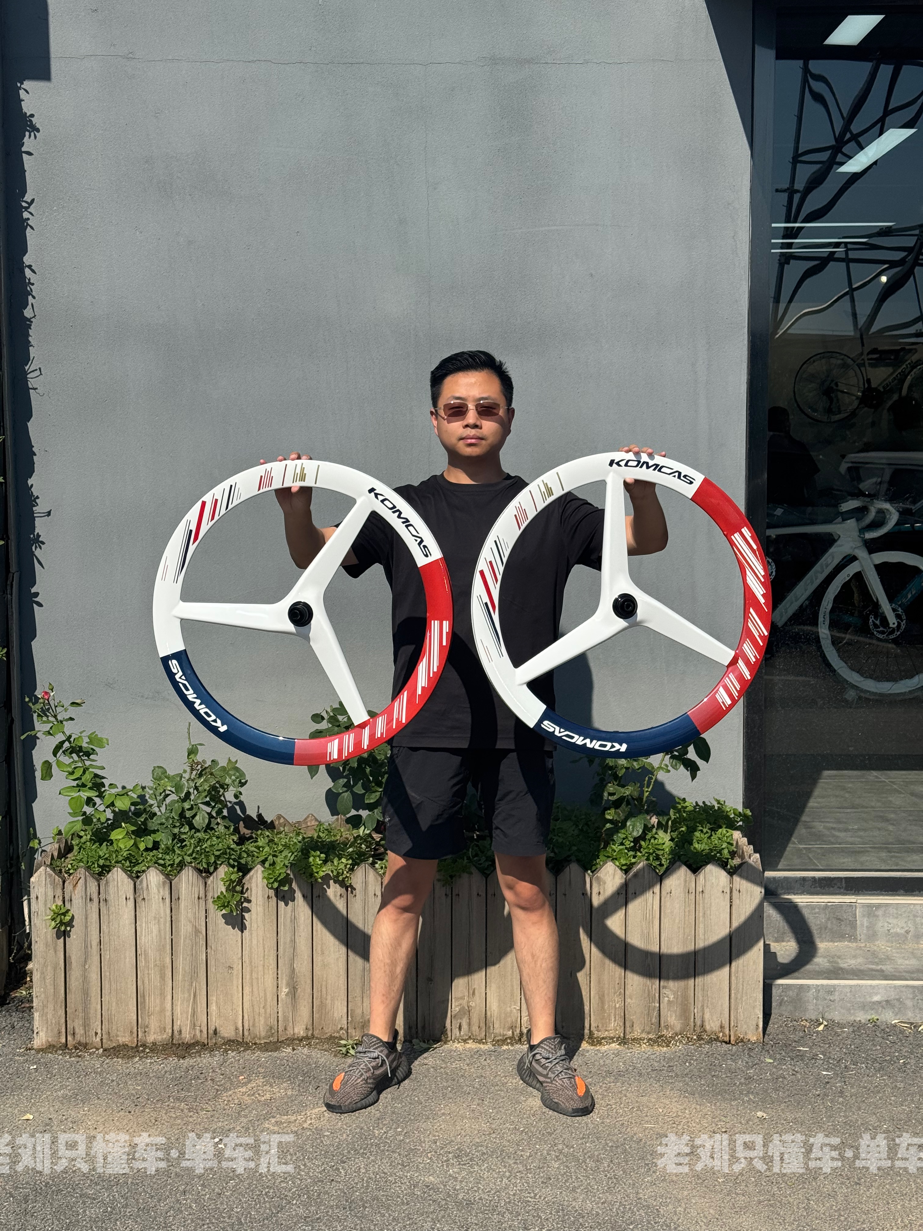 【老刘只懂车】康卡斯KOMCAS全碳纤维公路车轮组新款三刀酱香碟刹