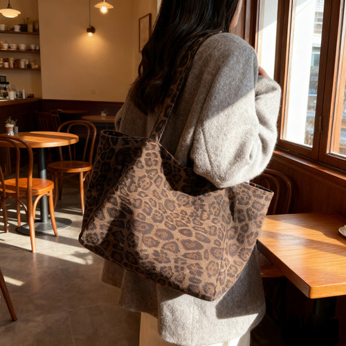 大容量豹纹单肩帆布包2025新款超火秋冬上班通勤托特包百搭手提袋