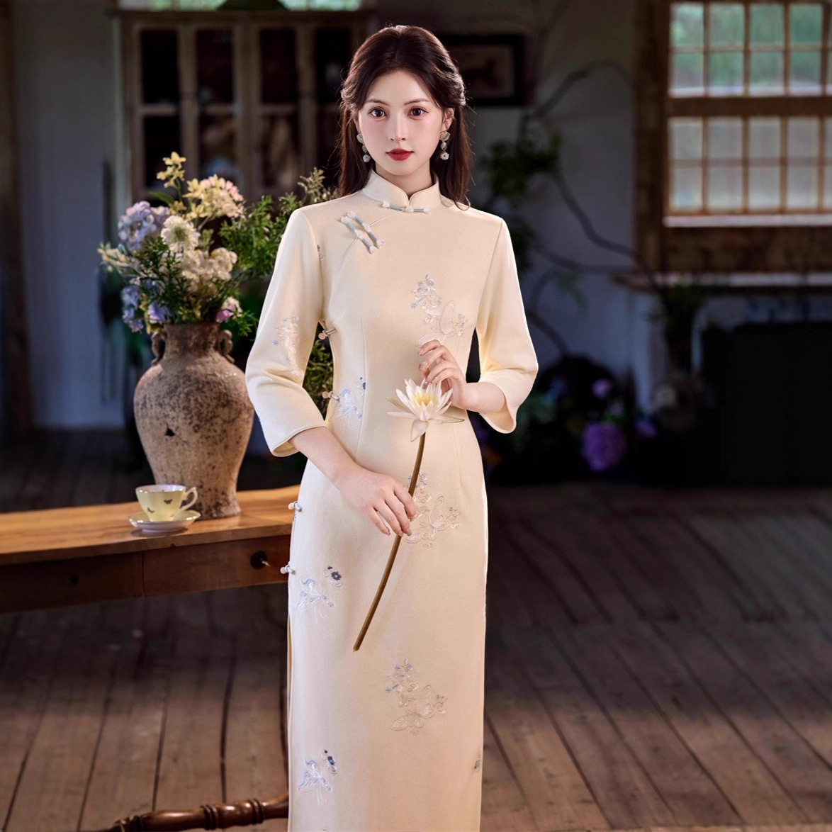 2026秋冬新款仿麂皮绒刺绣侧扣长款旗袍米白色绣花年轻款女礼服