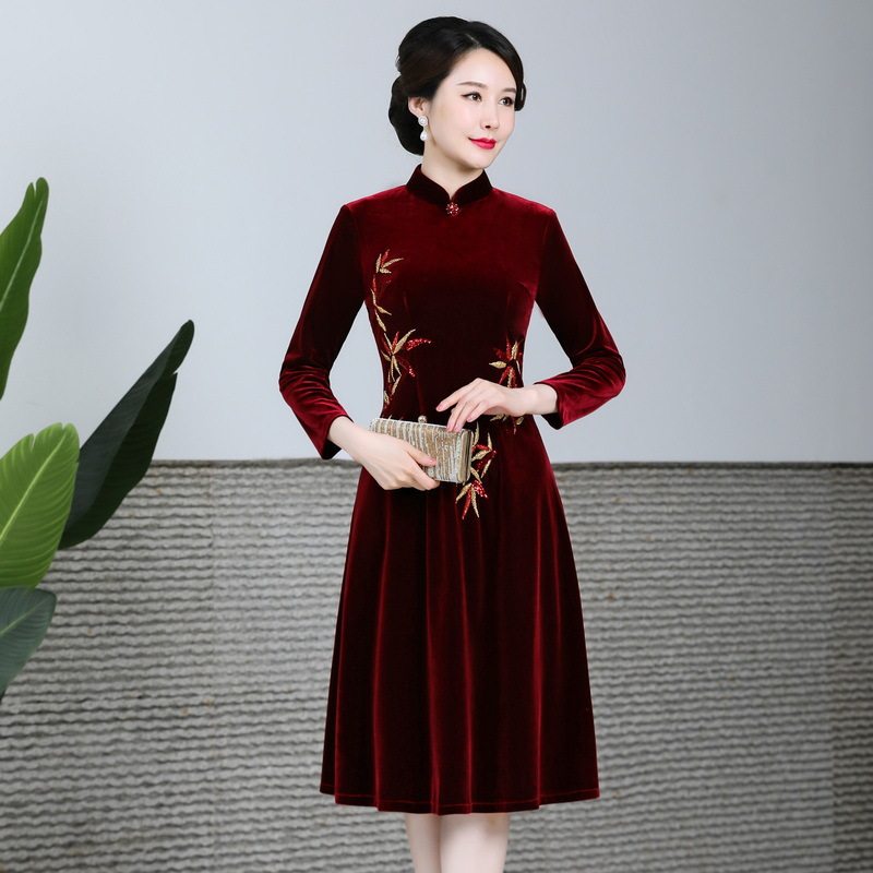 中老年妈妈装2026秋季新款丝绒旗袍改良复古敬酒长袖大码女装中长