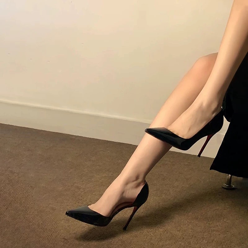 黑色红底高跟鞋女2025秋季新款侧空尖头细跟漆皮网红性感职业单鞋