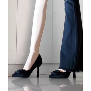 女 职业尖头浅口礼仪通勤单鞋 新款 小众设计黑色方扣绒面工作高跟鞋
