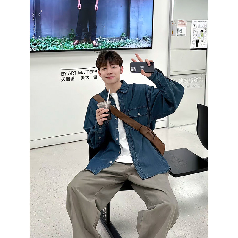 复古蓝色翻领牛仔衬衫长袖男款秋季日常休闲穿搭宽松工装外套薄款图片