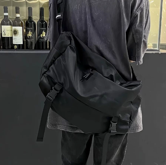 日韩风黑色大容量男士斜挎包