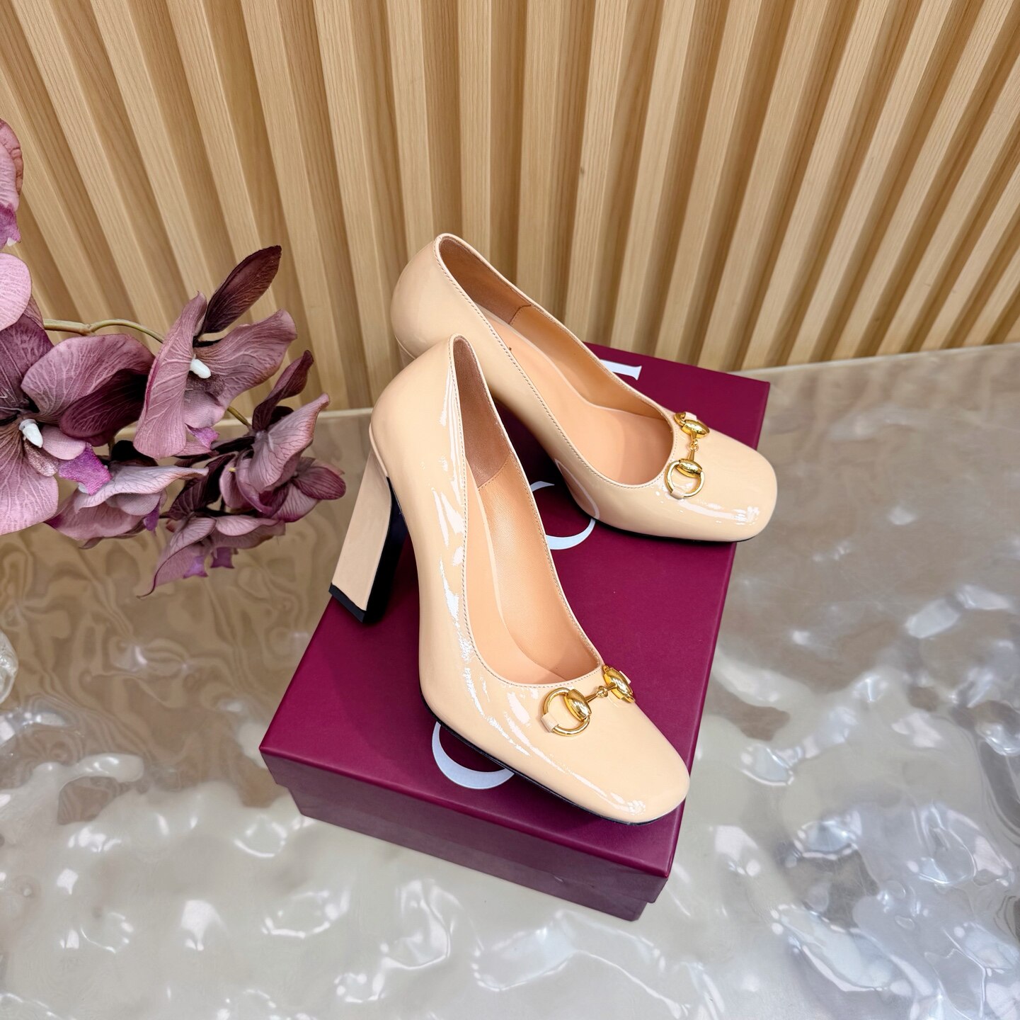 晓果鞋行高端定制版欧2026新款尖头细跟金属铆钉机车走秀女靴