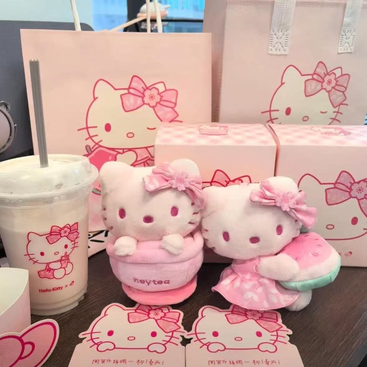 喜茶HelloKitty联名毛绒公仔图片
