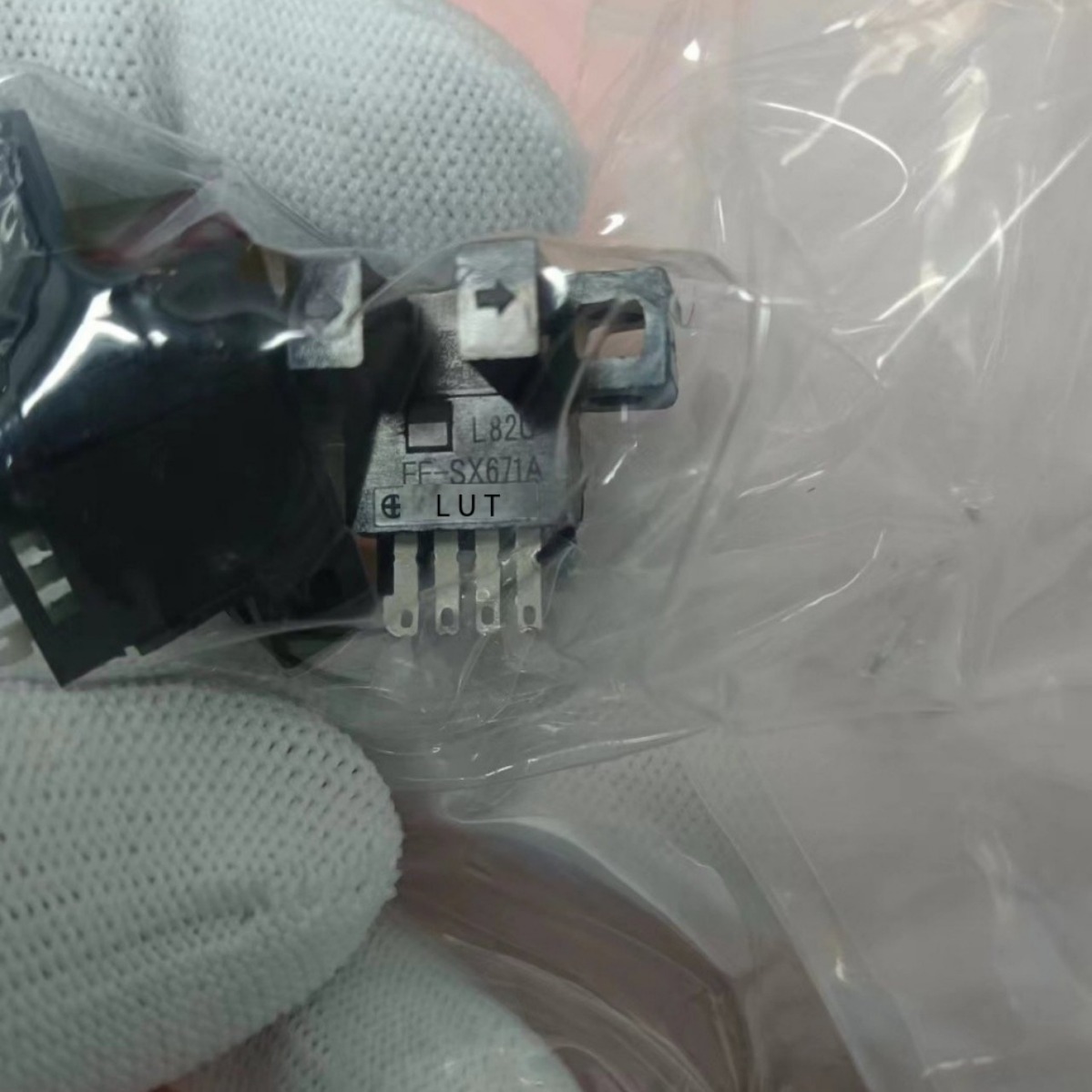 OMRON欧姆龙凹槽接插件