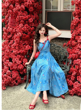 多巴胺蓝色吊带连衣裙女2025夏季新款海边度假独特漂亮碎花长裙子