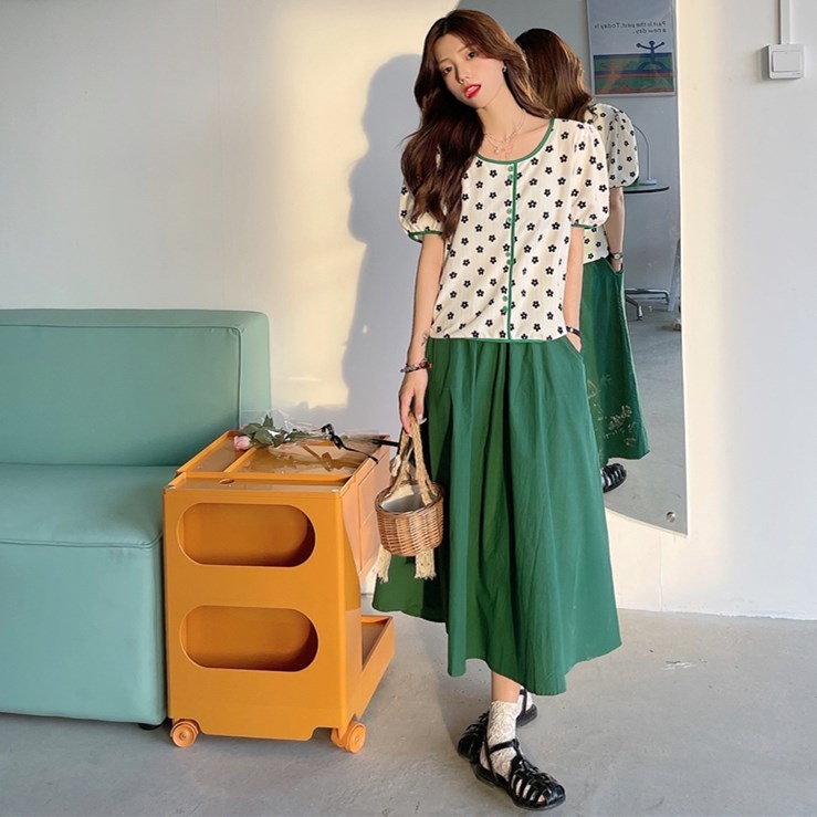 Real price Korean version simple small fresh round neck Floral Top + versatile high waist solid color skirt