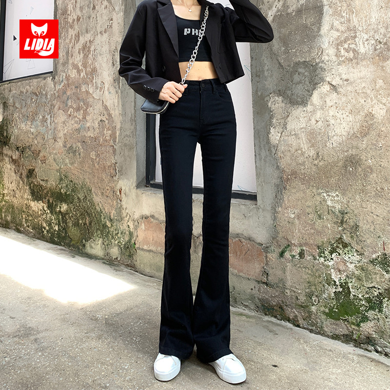 高腰微喇叭裤，修饰腿部线条。