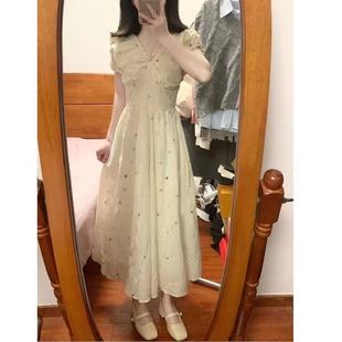 小个子海边度假裙子 茶歇法式 米白色v领泡泡袖 碎花连衣裙夏季 女装