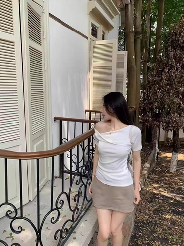 SYC纯欲斜肩露肩短袖T恤女夏薄款设计感小众辣妹收腰显瘦短款上衣