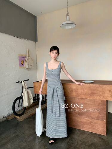 Z-ONE撞色条纹显瘦吊带连衣裙26夏辣妹带胸垫气质包臀裙两件套女