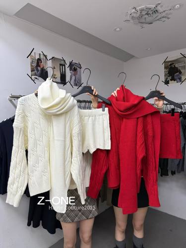 Z-ONE十三行冬季新年款圆领麻花毛衣+显瘦休闲短裤 +围巾三件套装