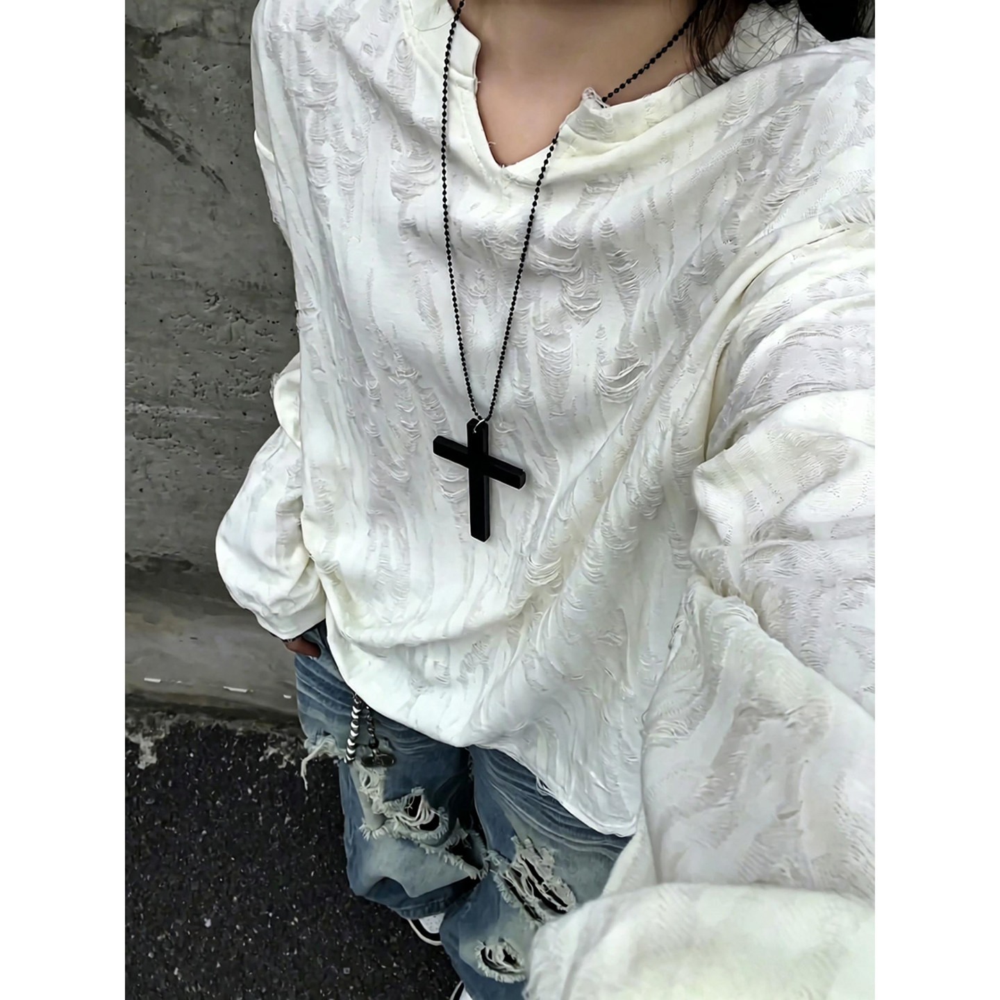 白色破洞长袖t恤慵懒松弛感v领卫衣美式复古男秋季内搭打底上衣图片