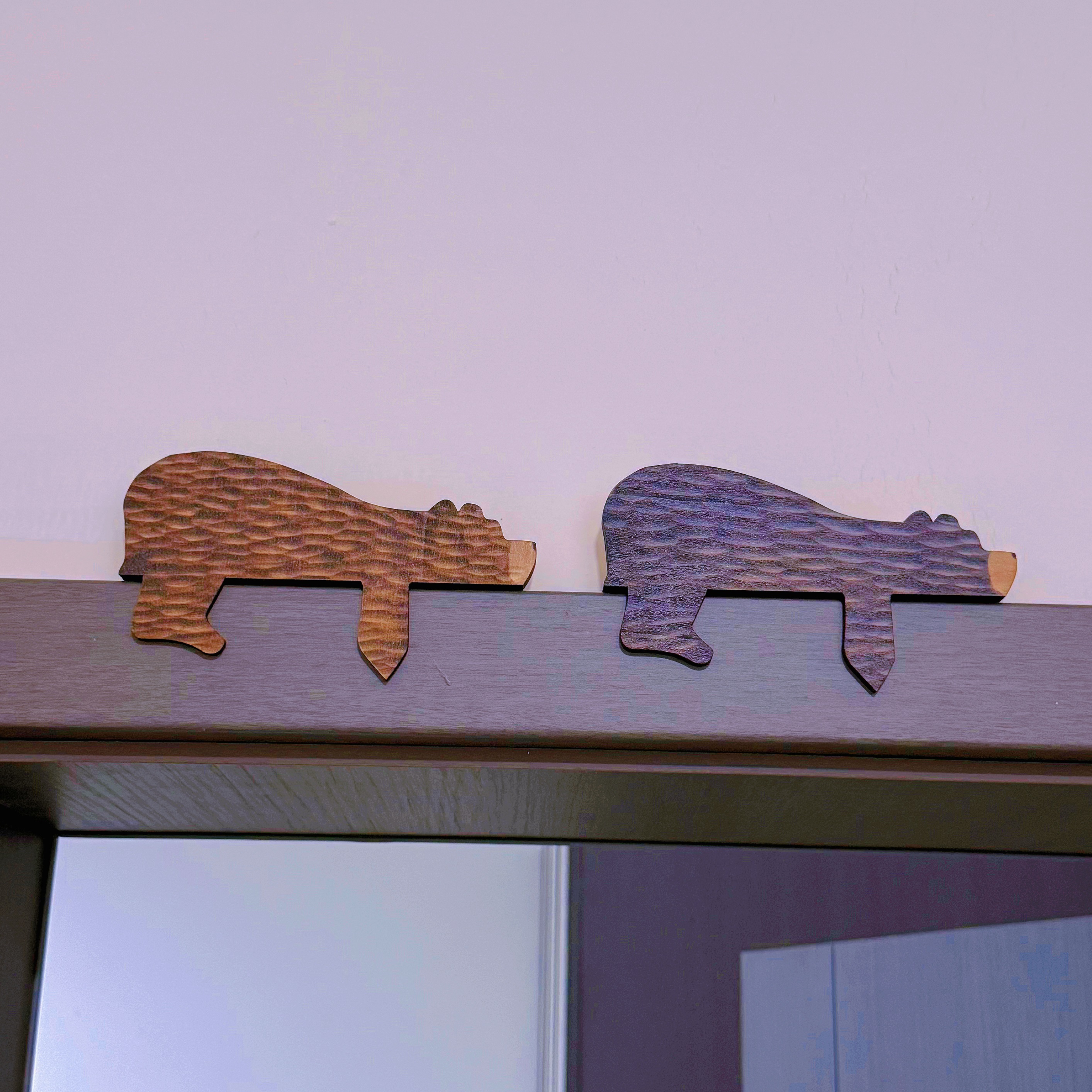 “看门顶上有只熊”有趣动物棕熊礼物木质装饰品创意庭院门顶摆件