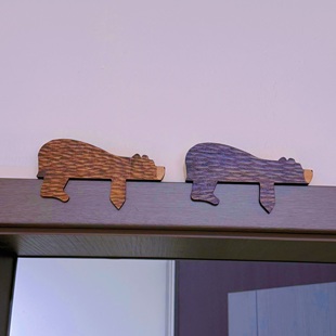 “看门顶上有只熊”有趣动物棕熊礼物木质装饰品创意庭院门顶摆件