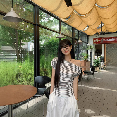 设计感斜肩短袖T恤女2026夏季新款辣妹修身显瘦露肩条纹学生上衣
