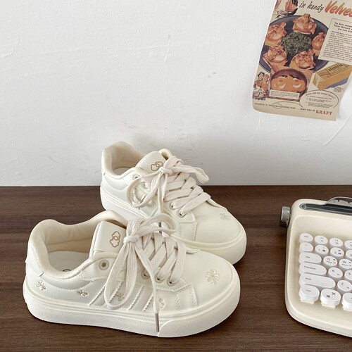 可爱风花朵刺绣小白鞋配裙子板鞋