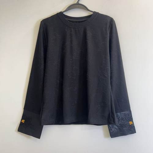 百搭显瘦高级提花袖口刺绣上衣